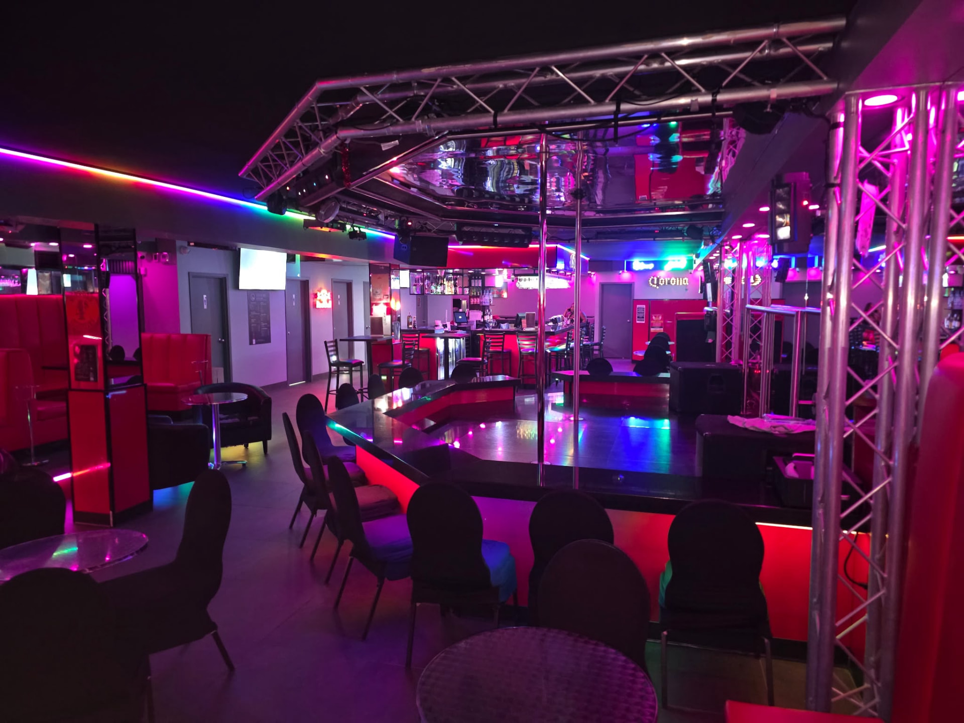 Scène centrale et salle principale du SEXEBAR à Laval
